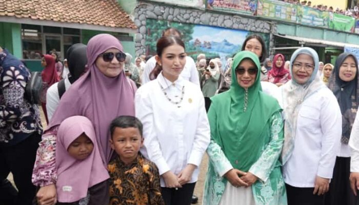 Selvi Gibran Rakabuming Bagikan Kacamata Gratis untuk Siswa SD Griya Bandung Indah