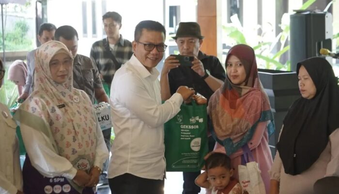 Tekan Stunting, TP PKK Kab Bandung dan Baznas Bagi-bagi Telur di Program Gekksor