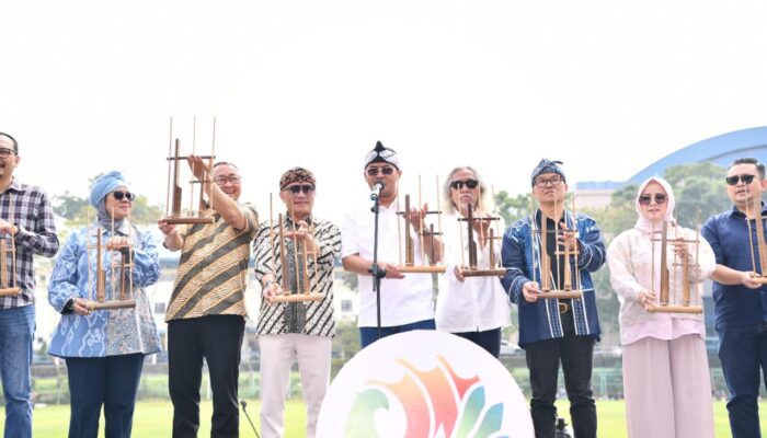 Memainkan Angklung, Merawat Kekayaan Jawa Barat