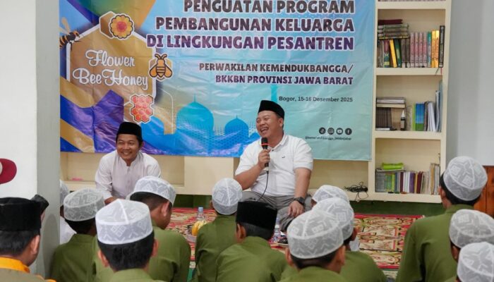 Baksos ke Pesantren, Kemendukbangga/BKKBN Jabar Tekankan Ketahanan Keluarga dan Cegah Stunting