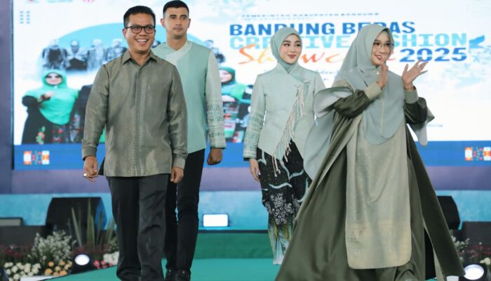 Pesona Bupati Bandung dan Istri Dibalut Busana dari Kain Tenun Sarung Majalaya