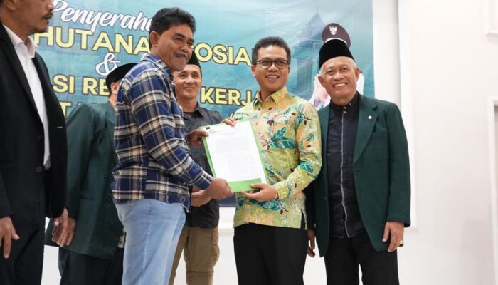 Bupati Kang DS Serahkan SK Perhutanan Sosial untuk 661 Petani LPHD
