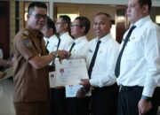 Bagikan 1.200 Sertifikat PPPK, Kang DS: Tinggalkan Citra Birokrasi yang Lambat