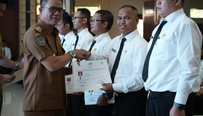 Bagikan 1.200 Sertifikat PPPK, Kang DS: Tinggalkan Citra Birokrasi yang Lambat