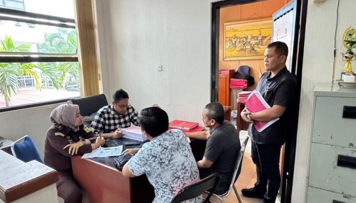 Polresta Bandung Serahkan 6 Tersangka Pengrusakan Perkebunan Teh ke Kejari