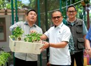 Panen Perdana, Kang DS Buktikan Program Gerakan Tanami Halaman Tunjukkan Hasil