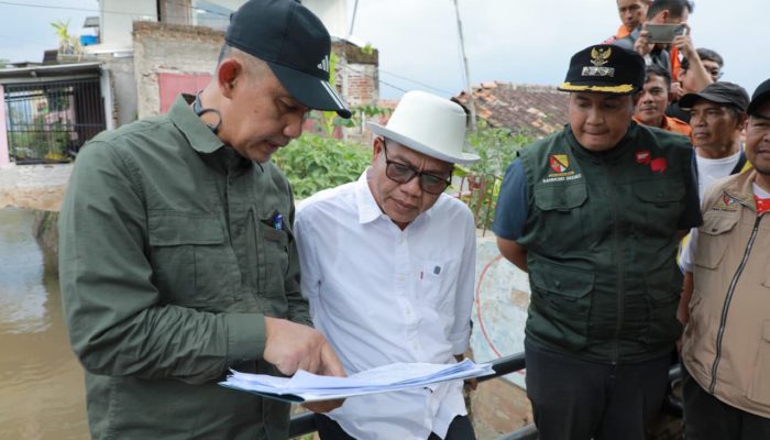 Tinjau Lokasi Banjir, Kang DS Instruksikan 4 Langkah Strategis Penanganan Sungai Cisunggalah