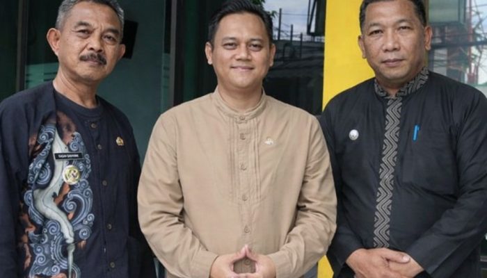 Pantau OPM di Cangkuang, Waka DPRD Hailuki Beri Cashback Sembako untuk Warga