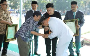 Hari Jadi ke-385, Pemkab Bandung Beri Penghargaan Maestro dan Pelestari Borondong Ketan Ibun