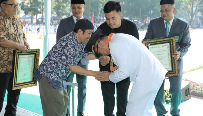 Hari Jadi ke-385, Pemkab Bandung Beri Penghargaan Maestro dan Pelestari Borondong Ketan Ibun