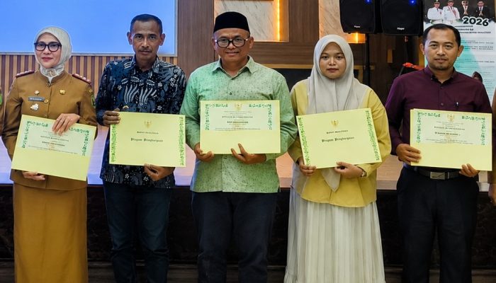 Andris Fajar Raih Penghargaan Bupati Bandung atas Komitmen Pendidikan dan Beasiswa di SDIT Assaidiyyah