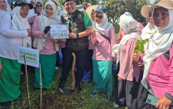 Camat Gugum Ajak Rawat Pohon yang Ditanam Fatayat Rancaekek di DAS Citarik