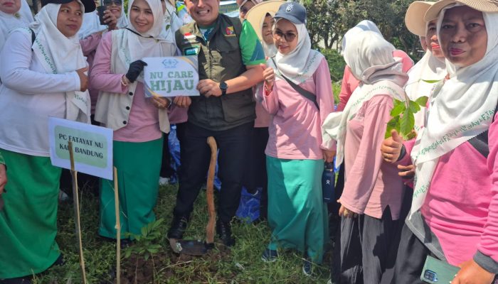 Camat Gugum Ajak Rawat Pohon yang Ditanam Fatayat Rancaekek di DAS Citarik