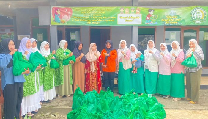 Fatayat Kab Bandung Salurkan Puluhan Paket Sembako untuk Korban Puting Beliung Cimenyan