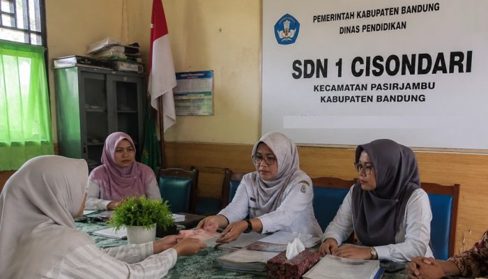 Pengawas SD Pasirjambu Pastikan Pelepasan SDN Cisondari 1 Tanpa Pungutan, Uang Orang Tua Dikembalikan