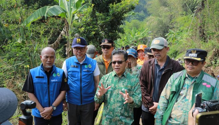 Bupati KDS Tinjau Lokasi Longsor Kutawaringin, BAZNAS dan Dinsos Serahkan Bantuan