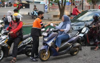 BAZNAS Kabupaten Bandung Bagikan Masker, Warga Diminta Waspadai Abu Vulkanik