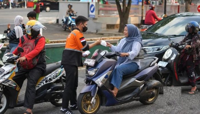 BAZNAS Kabupaten Bandung Bagikan Masker, Warga Diminta Waspadai Abu Vulkanik