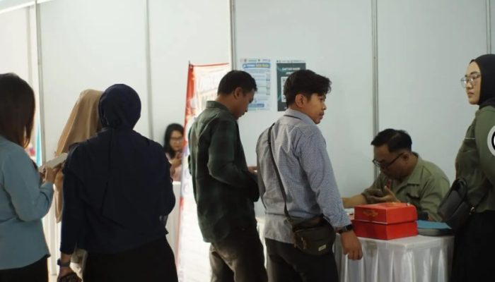 Pencari Kerja Antusias Berburu Lowongan di Job Fair Bandung Bedas